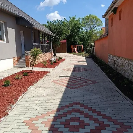 Szintia Vendeghaz Guest house *